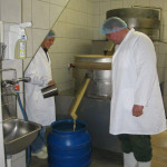 traditionelle Senfherstellung auf Steinmühle