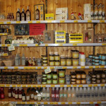 Regal mit eigenen Produkten - Essig Schneider